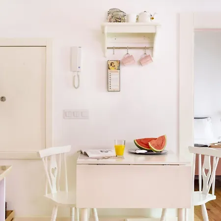 Altido Chic 1br Apt With Balcony Close By Graca Viewpoint And Tram Stops Lisbon