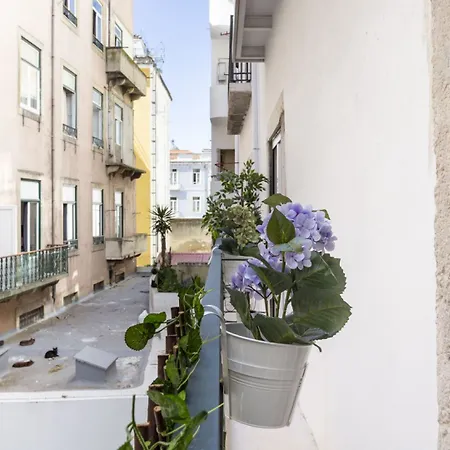 Altido Chic 1br Apt With Balcony Close By Graca Viewpoint And Tram Stops Lisbon