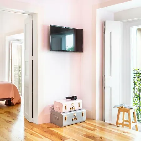Lejlighed Altido Chic 1br Apt With Balcony Close By Graca Viewpoint And Tram Stops